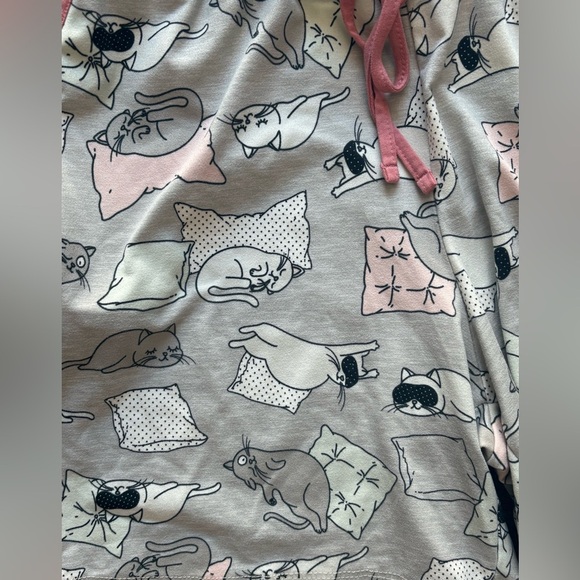 Size Small Pajamas with Cat Print in Gray and Pink  La Vie en Rose NWOT pockets - Picture 3 of 4